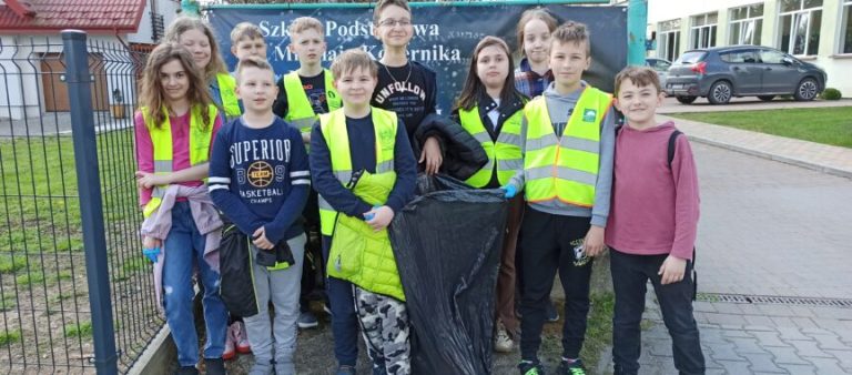 Grupa dzieci, które brały udział w sprzątaniu Wierzchosławic.