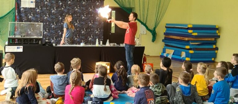 Dzieci patrzą na pokaz ognia - pokaz naukowy