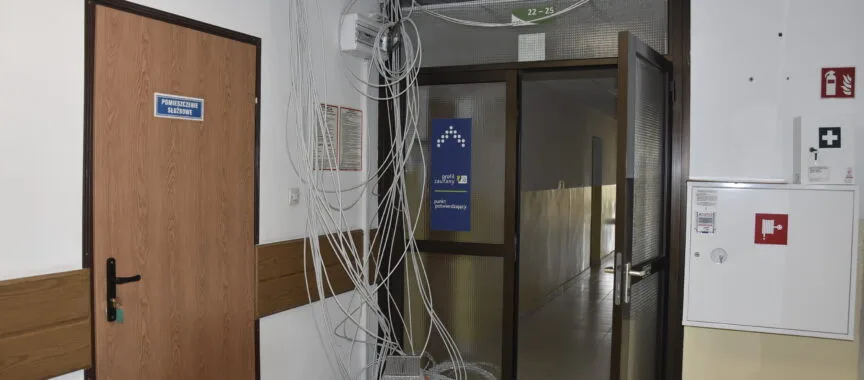 Wnętrze budynku Urzędu Gminy - wiszące kable sieci LAN