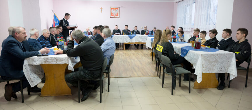 Zebranie sprawozdawcze OSP Rudka i Bobrowniki Małe - ludzie siedzą przy stołach