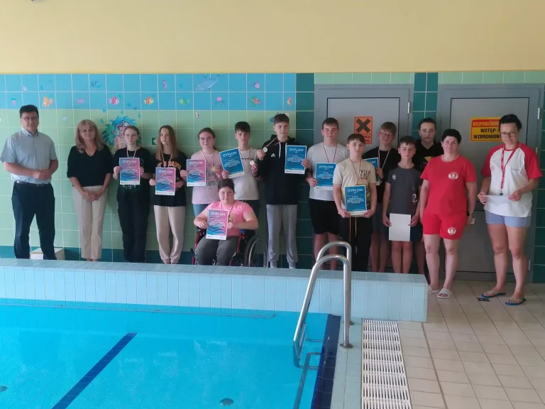 Uczestnicy szkolnych zawodów pływackich w Gminie Wierzchosławice