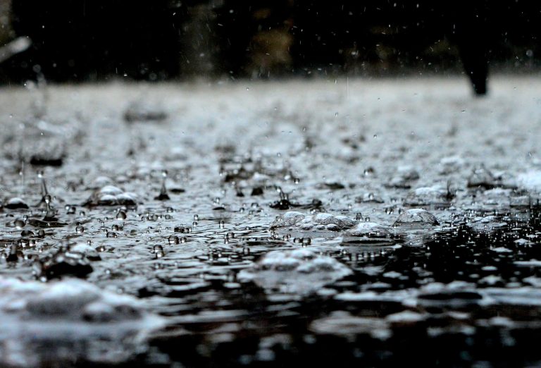 Zdjęcie deszczu uderzającego o wodę