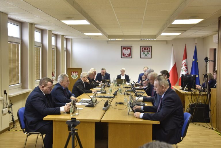 Obrady Rady Gminy - radni siedzą przy stole
