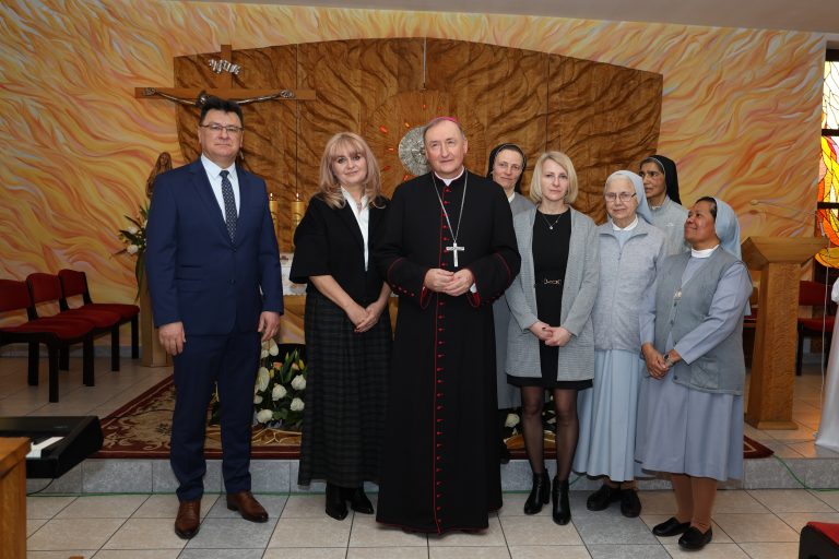 Zdjęcie grupowe przedstawiające Biskupa, Siostry Zakonne, Wójta Gminy Wierzchosławice oraz Dyrektor Szkoły Podstawowej w Wierzchosławicach i w Ostrowie.