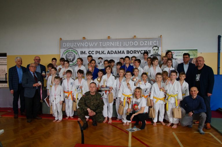 Zdjęcie grupowe podczas XII Drużynowego Turnieju Judo Dzieci im. cc płk. Adama Boryczki