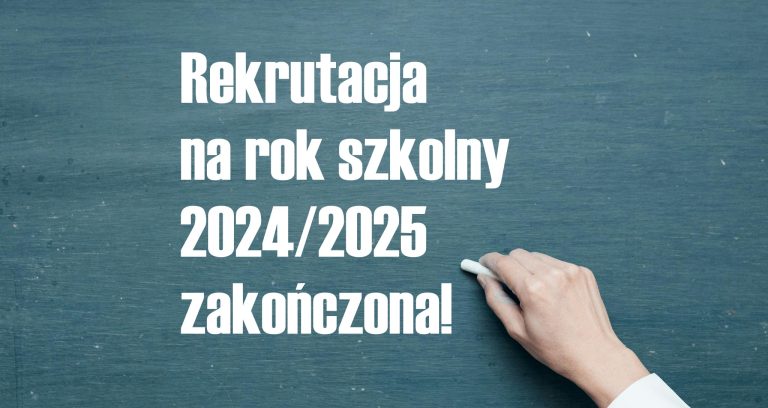 Grafika przedstawia tablicę kredową, rękę trzymająca kredę oraz napis "Rekrutacja na rok szkolny 2024/2025 zakończona!"
