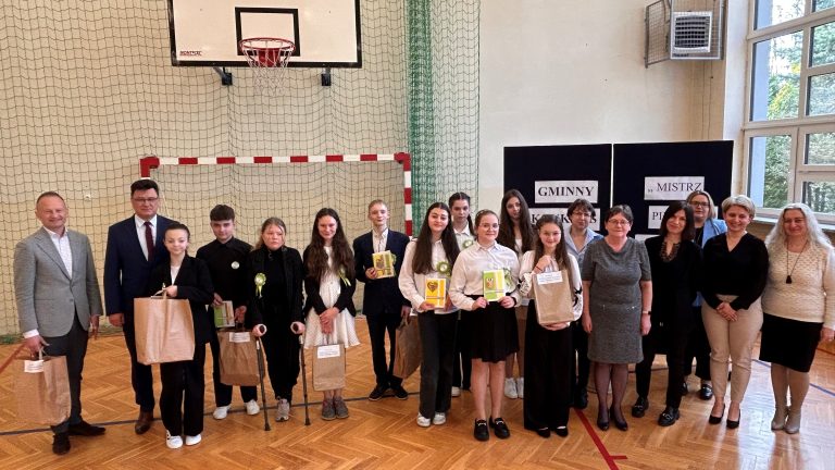 Zdjęcie grupowe uczestników VII Gminnego Konkursu „Mistrz Pięknego Czytania” w Szkole Podstawowej w Łętowicach.