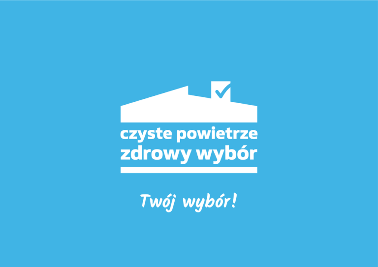 Grafika przedstawia logo programu Czyste powietrze - niebieskie tło oraz białe napisy i zarys dachu budynku wraz z kominem