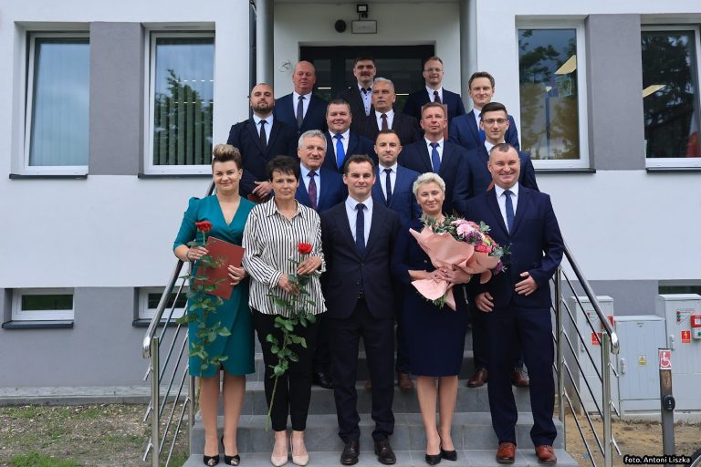 Zdjęcie grupowe nowej Wójt Gminy Wierzchosławice oraz nowych Radnych Gminy Wierzchosławice przed Urzędem Gminy Wierzchosławice